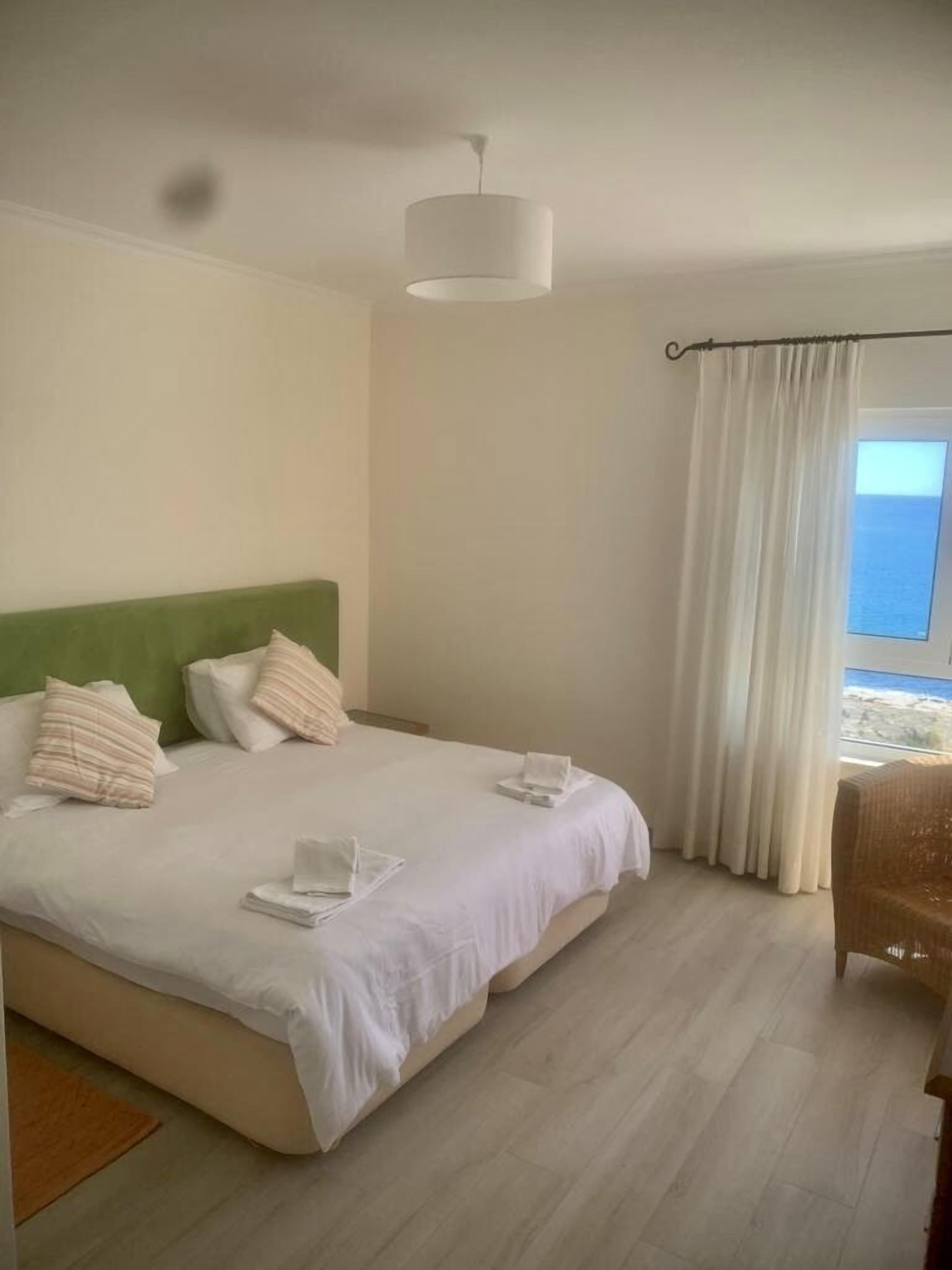 3 chambres, coffres-forts dans les chambres, fer et planche à repasser