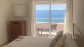 3 dormitorios, caja fuerte, tabla de planchar con plancha