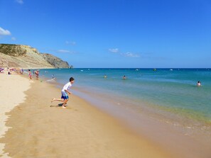 Beach nearby, sun loungers, beach towels - Beautiful Villa With Pool, Quiet Location Directly Overlooking The Sea (Praia da Luz)