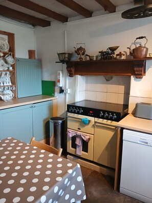 Fridge, microwave, oven, stovetop - Traditional Dales Cottage With Stunning Views (Marrick)