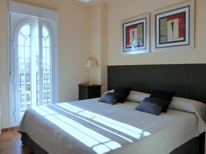 3 chambres, coffres-forts dans les chambres, fer et planche à repasser