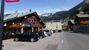 A hotel with a sign for 'CityA Immobilier' and 'CityA Immobilierier' on the facade. - Very well appointed Apartment in Chatel , very convenient for shops ,restaurants (Châtel)