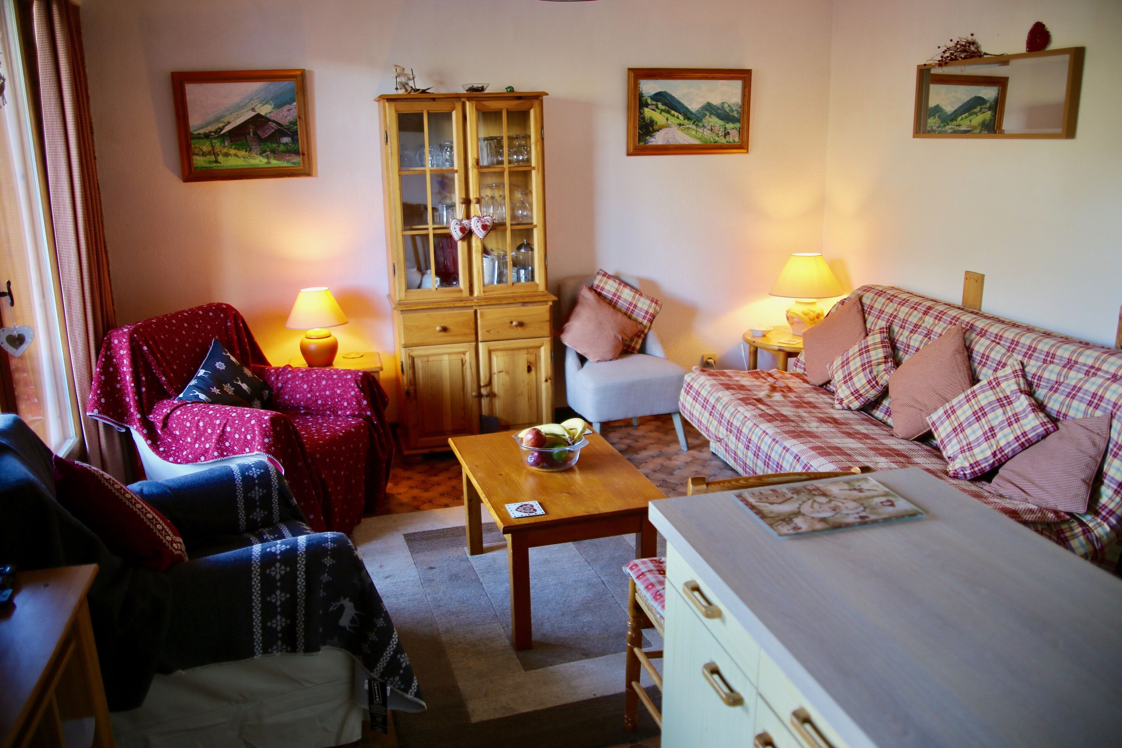 Fernseher, DVD-Player, Bücher, Stereoanlage