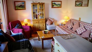 Fernseher, DVD-Player, Bücher, Stereoanlage