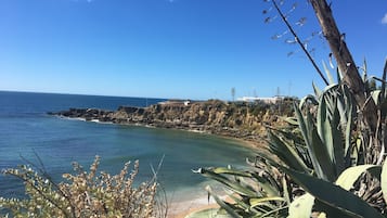 Nära stranden, solstolar och strandhanddukar