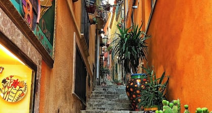 Naumachie Luxury Suite | Sea View & Heart of Taormina - 3rd Floor Historic Villa