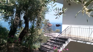 Eine Treppe führt zu einem Balkon mit Meerblick.