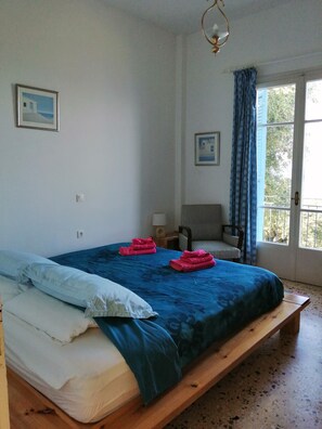 2 chambres, fer et planche à repasser, lit de bébé portatif