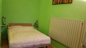 4 slaapkamers, een strijkplank/strijkijzer, reisbedje, gratis wifi