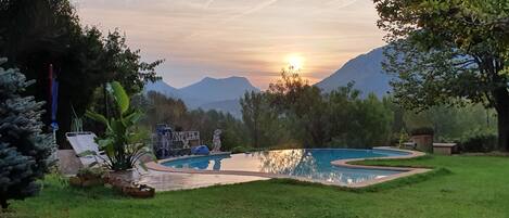 حمّام سباحة خارجي