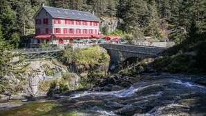 A stone building with red shutters and a bridge over a river. - Apartment/ flat - Cauterets (Cauterets)