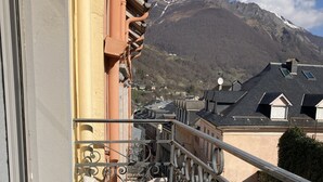 A balcony with a metal railing, a towel, and a view of snow-capped mountains in the background. - Apartment/ flat - Cauterets (Cauterets)