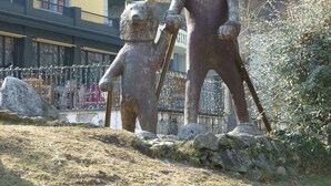 A bear statue in a park setting with a building in the background. - Apartment/ flat - Cauterets (Cauterets)