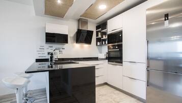 Kühlschrank, Mikrowelle, Ofen, Herdplatte