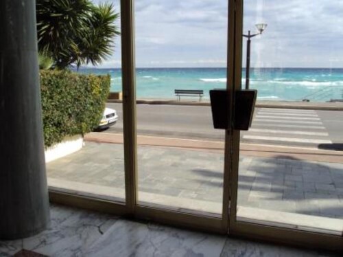 Confortable flat by the sea and with swimming pool