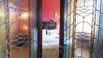 6 bedrooms, iron/ironing board, WiFi, bed sheets
