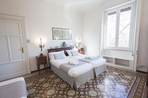 6 bedrooms, iron/ironing board, WiFi, bed sheets - ** FAMILY APARTMENT IN TRASTEVERE ** 220sqm -6 bedrooms in the center of ROME!!! (Roma)