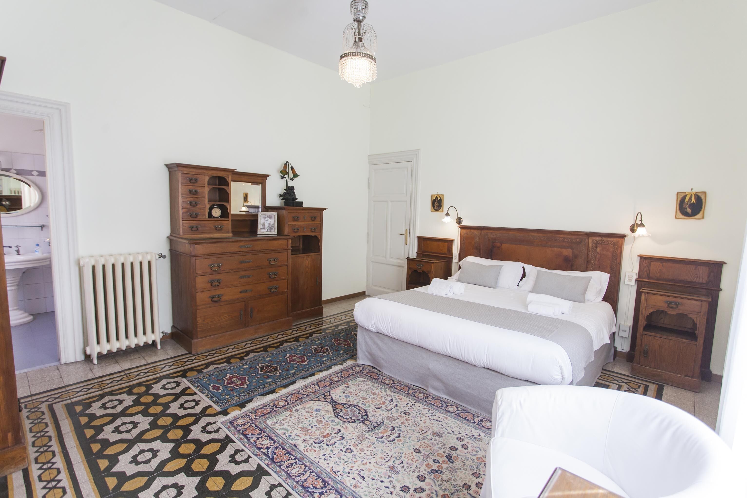 6 bedrooms, iron/ironing board, WiFi, bed sheets