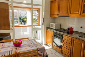 冰箱、微波炉、烤箱、炉灶