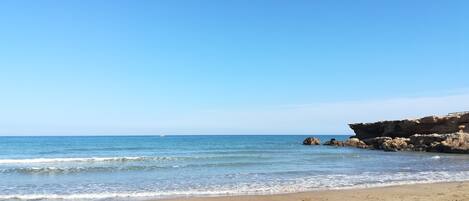 Una spiaggia nelle vicinanze