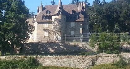 Vanha talo lähellä kylää