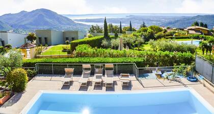 Detached villa with stunning lake views and private pool