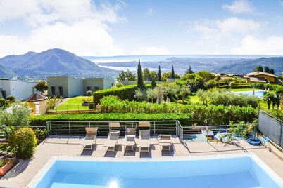 Detached villa with stunning lake views and private pool