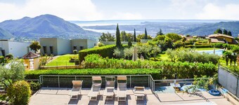Detached villa with stunning lake views and private pool