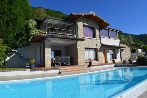 Villa with Pool & Panoramic Lake View