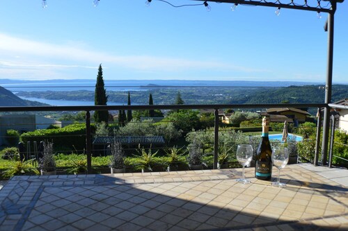 Villa individuelle de 4 chambres avec vue imprenable sur le lac et piscine privée