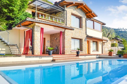 Detached villa with stunning lake views and private pool