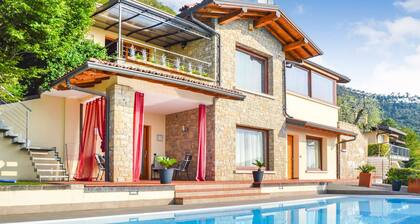 Detached villa with stunning lake views and private pool