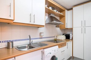 Réfrigérateur, micro-ondes, plaque de cuisson, lave-vaisselle