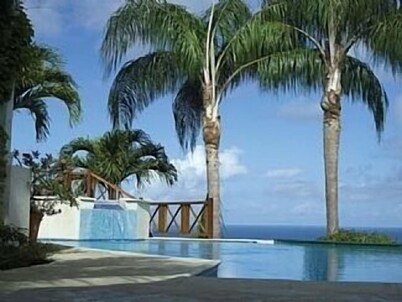 Very Spacious, Private, Open Plan Retreat. Pool And Stunning Views Of West Coast