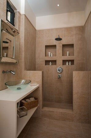 Bathtub, hair dryer, towels, shampoo