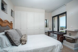 3 bedrooms, desk, soundproofing, iron/ironing board