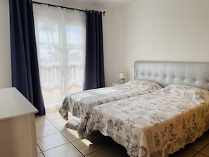 1 chambre, fer et planche à repasser, Internet, draps fournis