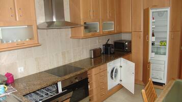 Geladeira, micro-ondas, fogão, cooktop