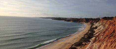 Una playa cerca, sillas reclinables de playa