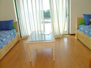 3 chambres, fer et planche à repasser, lit de bébé portatif