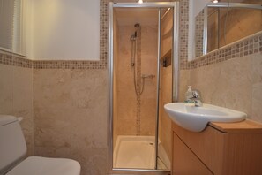 Douche, séchoir à cheveux, serviettes fournies