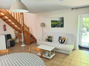 TV, mesa de pingue-pongue, livros