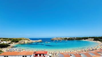Ubicación a pie de playa, tumbonas y toallas de playa