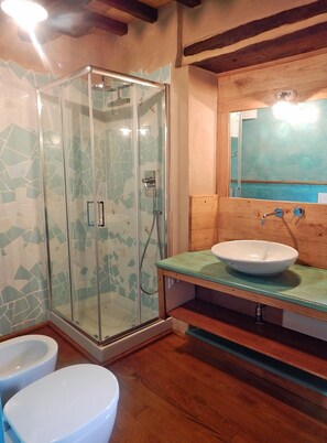 Shower, hair dryer, bidet, towels - Halved: accommodation in old house of 700 in the valley of the river Santerno (Firenzuola)