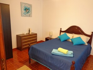 2 bedrooms, iron/ironing board, travel cot, free WiFi