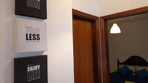 Ein Zimmer mit einem Bett, einem Nachttisch und einer Wand mit drei motivierenden Postern.