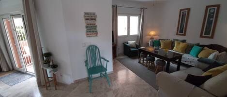 Smart TV, fireplace, video library, stereo