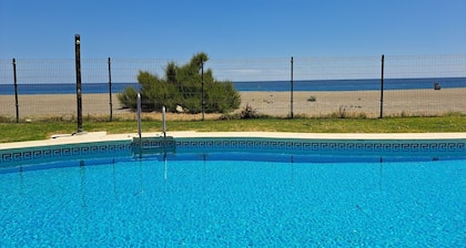 House with large garden by the sea, barbecue, ideal for families.