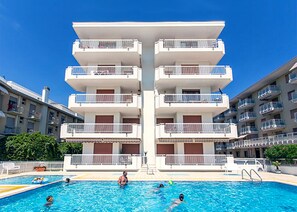 Outdoor pool, sun loungers