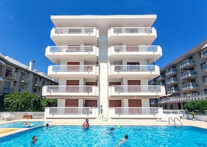 Piscine extérieure, chaises longues